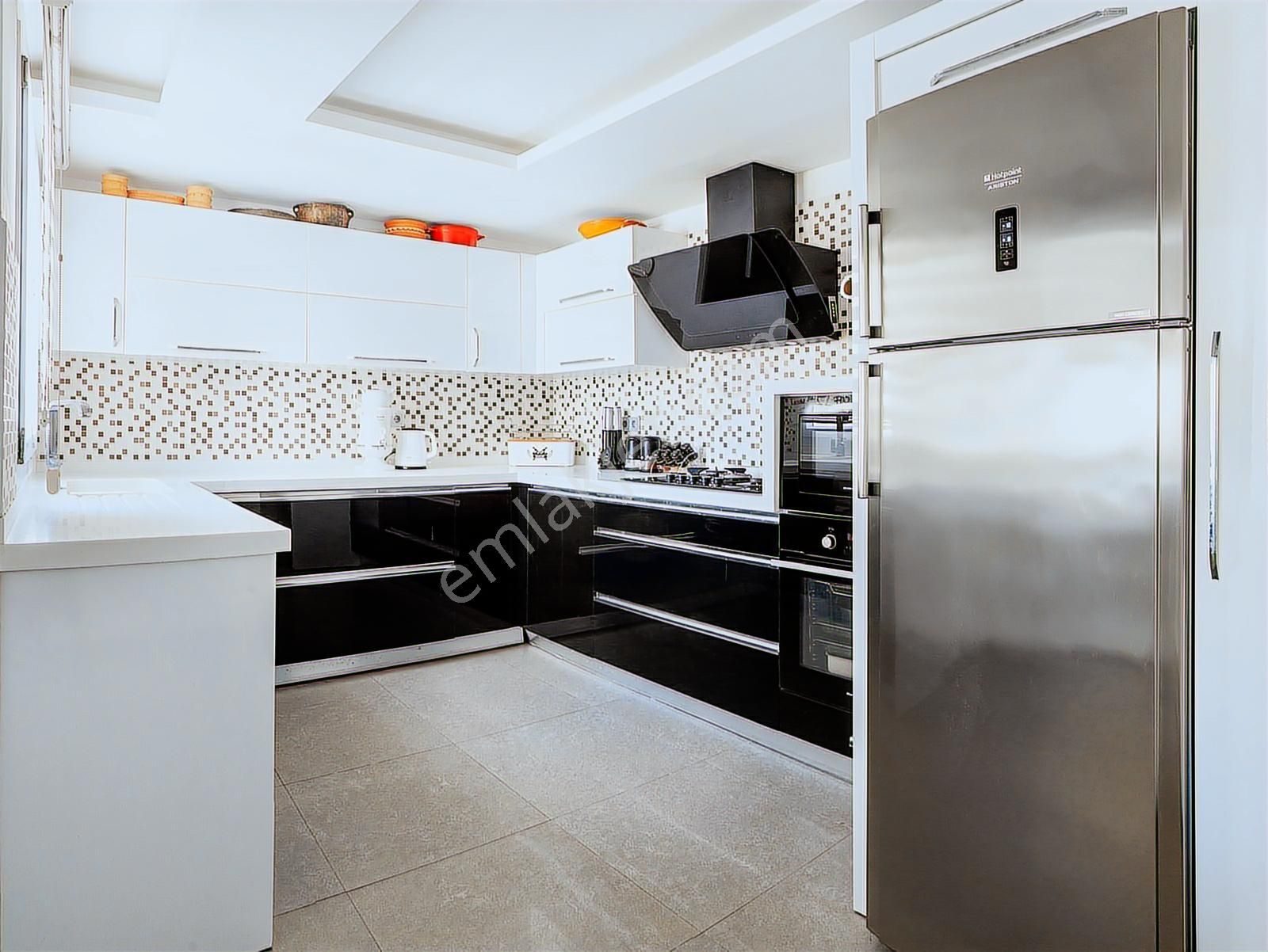 Kuşadasında Satılık, Bakımlı, 3+1 Ara Kat, Geniş Daire... - Görsel 3