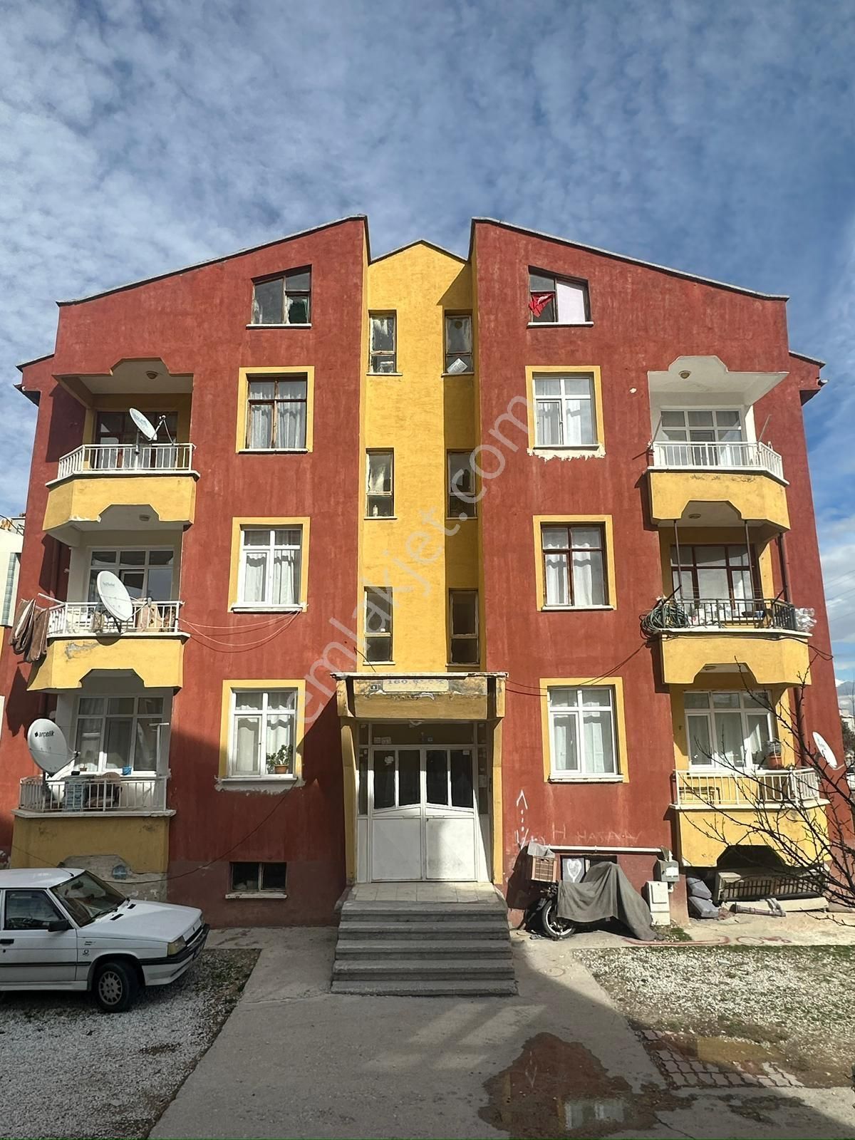 Bosna Hersek Mah. Hizmet Siteleri'nde Satılık 2+1/100m2 Daire