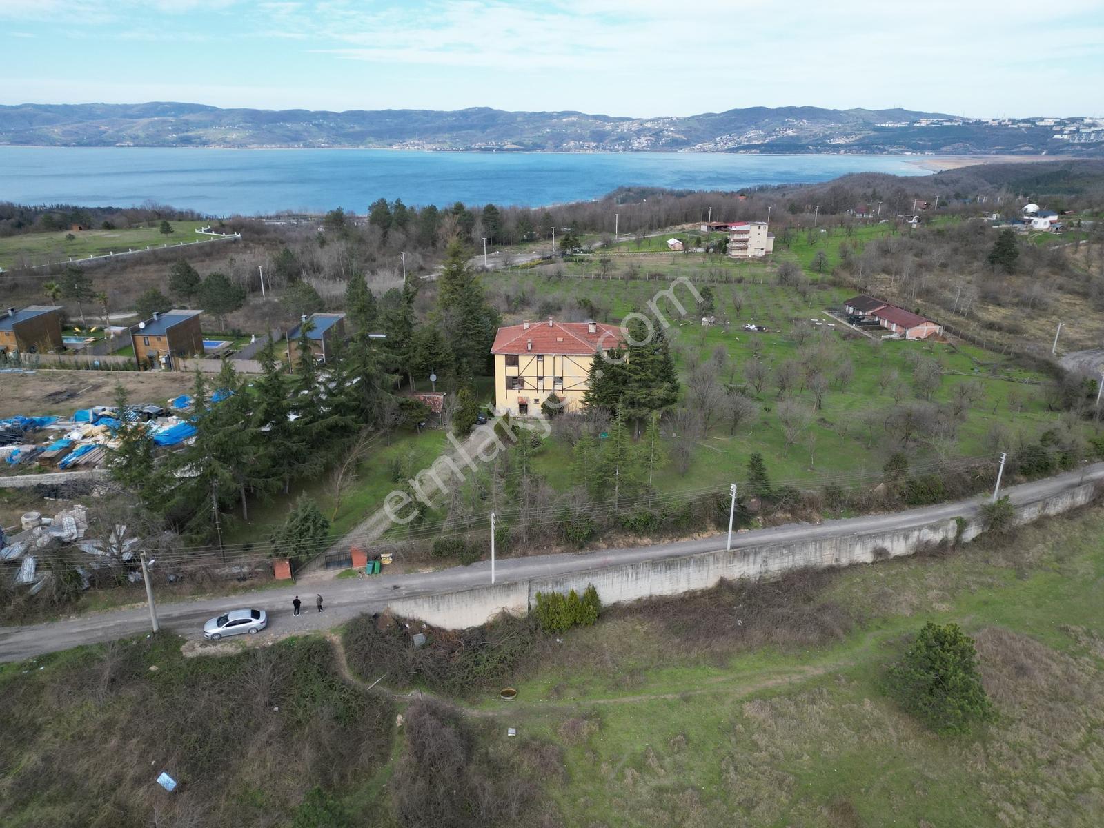 Göl Manzaralı Turizm İmarlı 4.331 M2 Arsa Ve 3 Katlı Müstakil Ev - Görsel 3