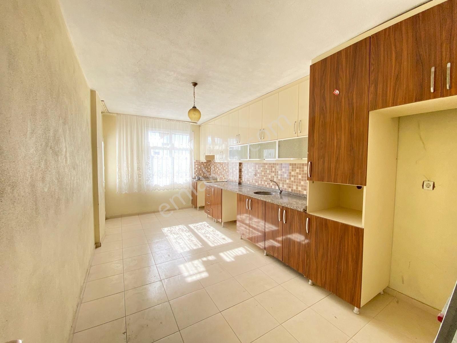 Bahçeşehir'de_3.katlı_müstakil_binanın_2.katında_geniş_2+1_kiralık