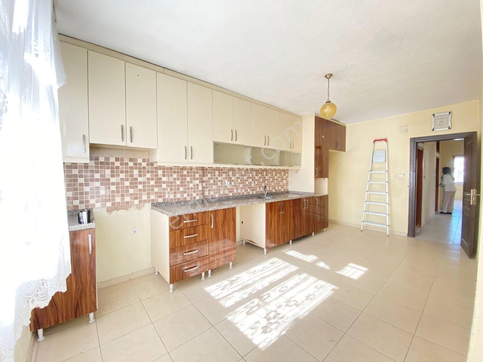 Bahçeşehir'de_3.katlı_müstakil_binanın_2.katında_geniş_2+1_kiralık - Görsel 2