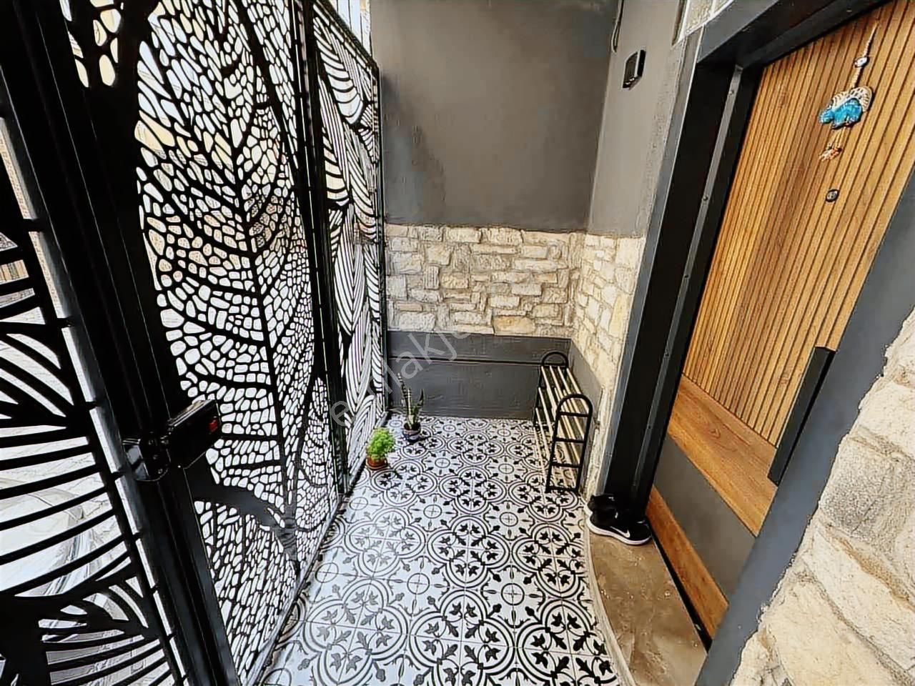 Karşıyaka Alaybey De Full Eşyalı 3+1 Vintage Ev