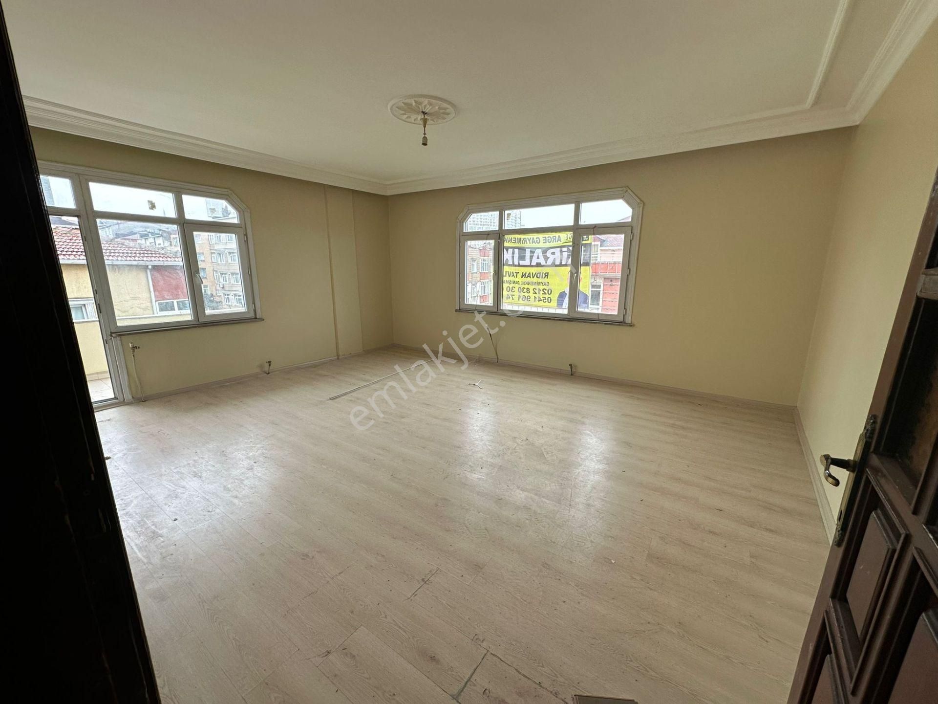 Merkezi Konumda Cadde Üzeri Kiralık 3 + 1 Daire