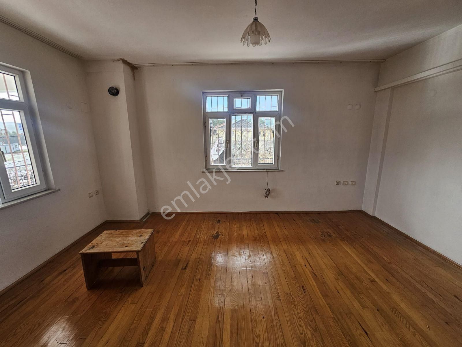 Seydikemer S.zorlarda Yarı Müstakil Geniş Kiralık Daire - Görsel 3
