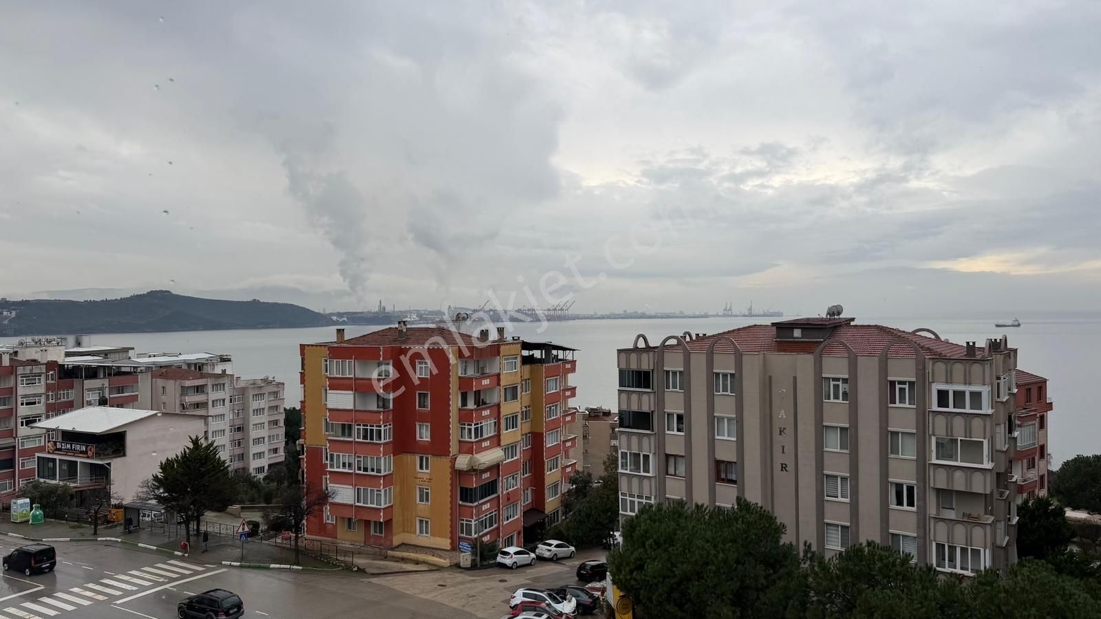 Manastır Emlak'tan Cadde Üzerinde 2+1 Kiralık Daire 15.000 Tl