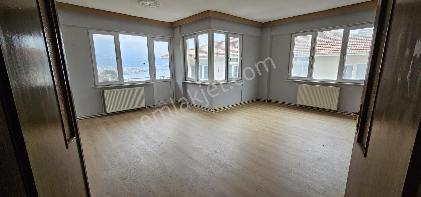 Manastır Emlak'tan Deniz Manzaralı Kiralık 3+1 Daire 15.000 Tl - Görsel 3