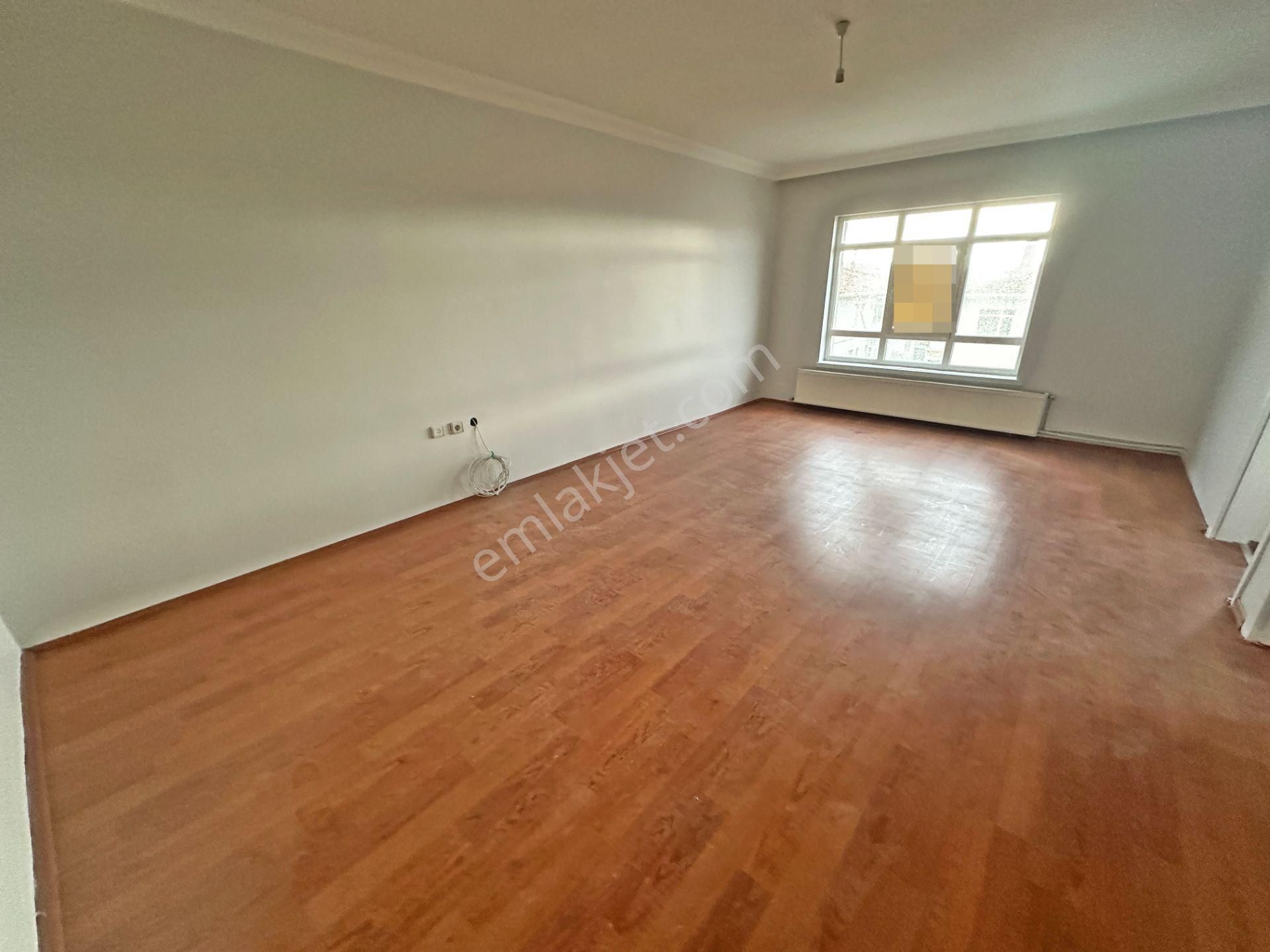 Saimekadın Mahallesinde Cadde Yakını Katta Yapılı 3+1 Kiralık Daire - Görsel 2