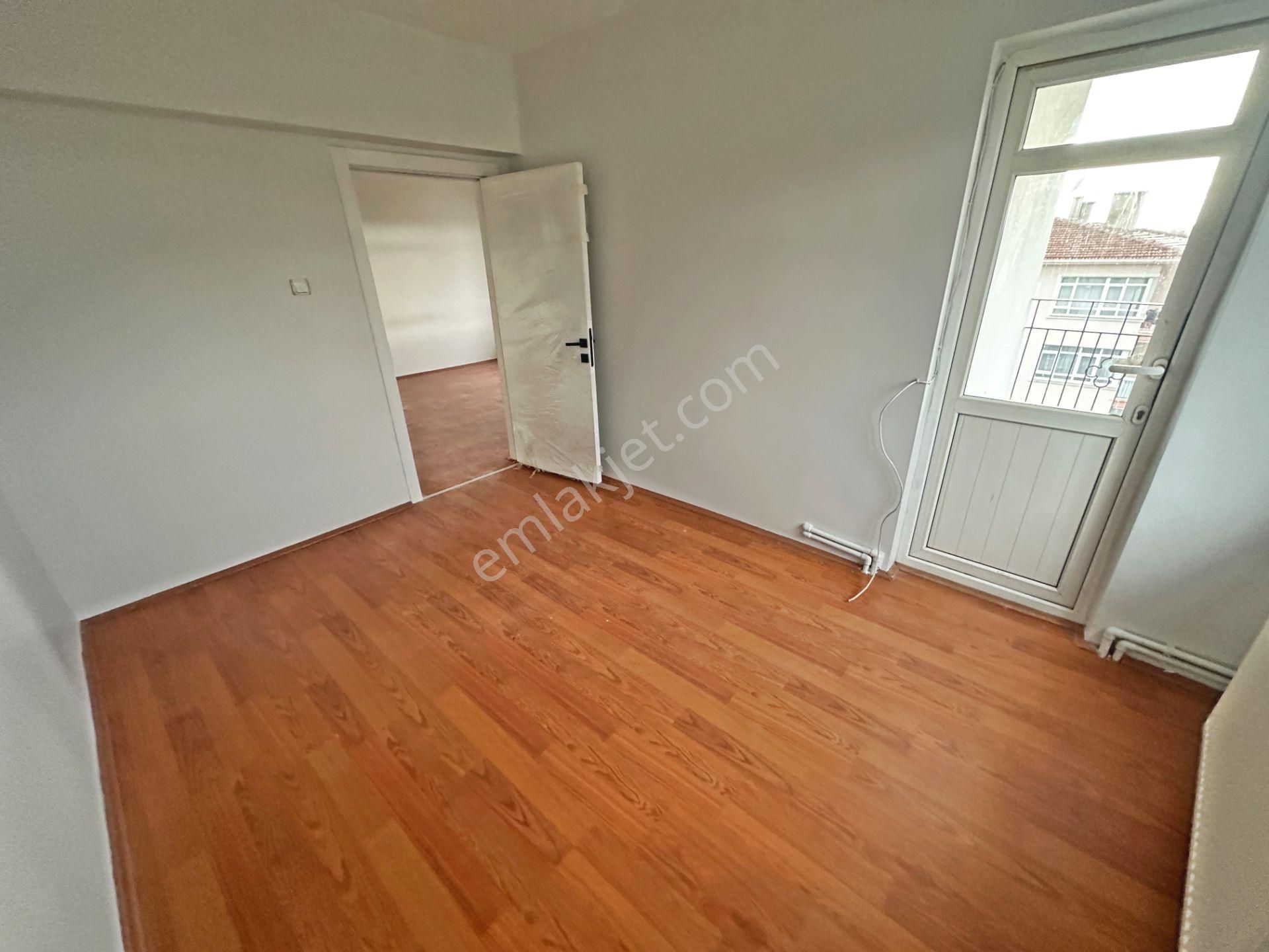 Saimekadın Mahallesinde Cadde Yakını Katta Yapılı 3+1 Kiralık Daire - Görsel 8