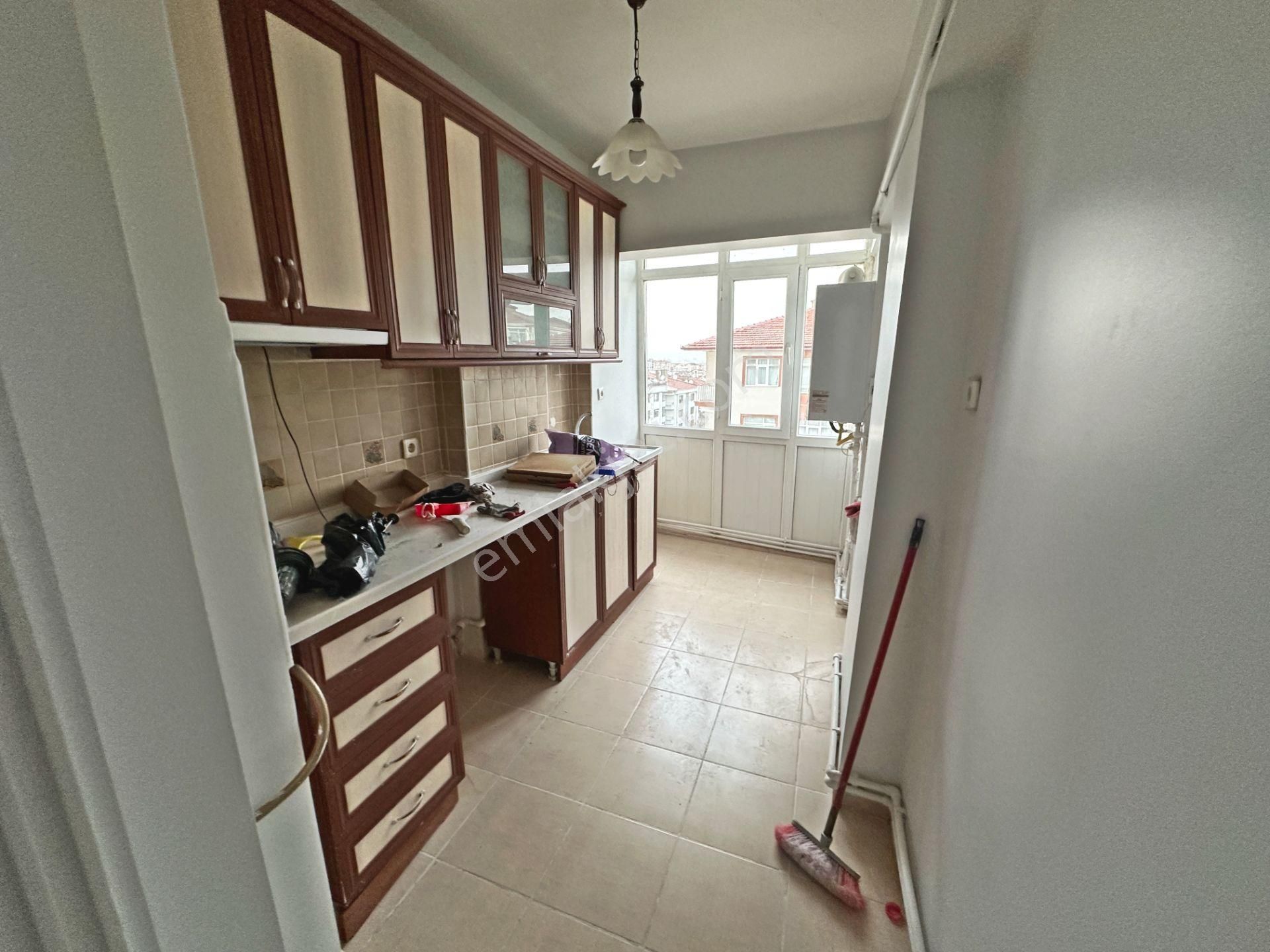 Saimekadın Mahallesinde Cadde Yakını Katta Yapılı 3+1 Kiralık Daire - Görsel 14