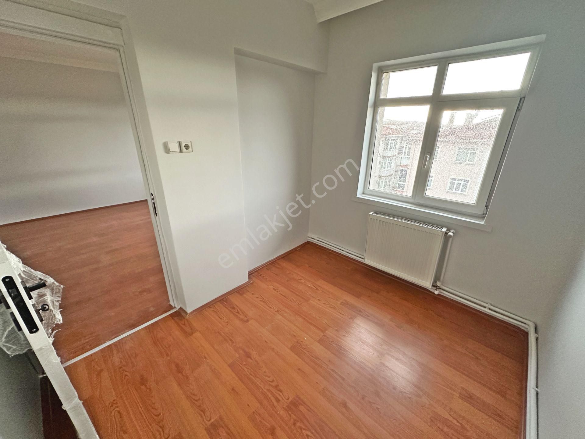 Saimekadın Mahallesinde Cadde Yakını Katta Yapılı 3+1 Kiralık Daire - Görsel 5