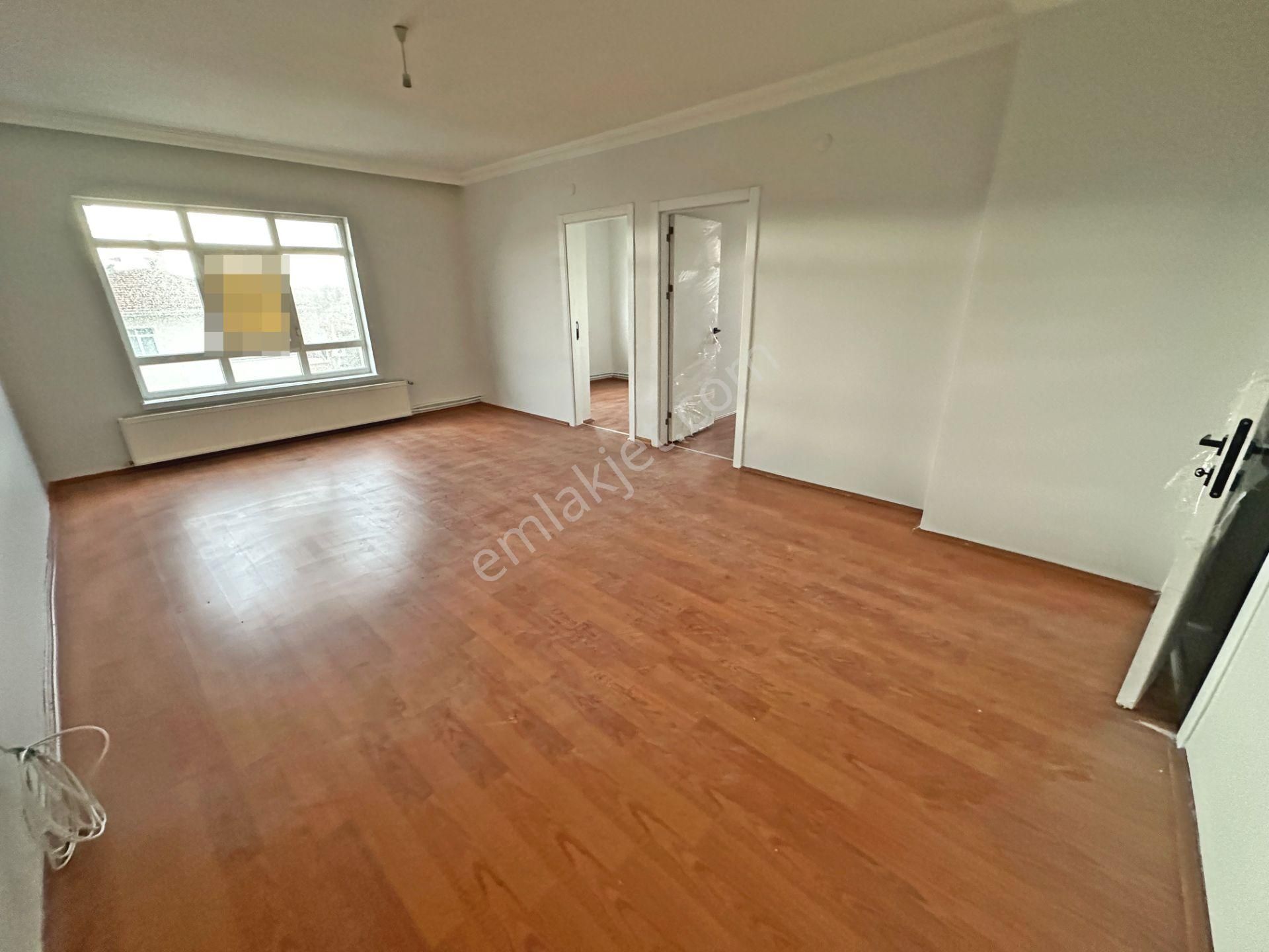 Saimekadın Mahallesinde Cadde Yakını Katta Yapılı 3+1 Kiralık Daire