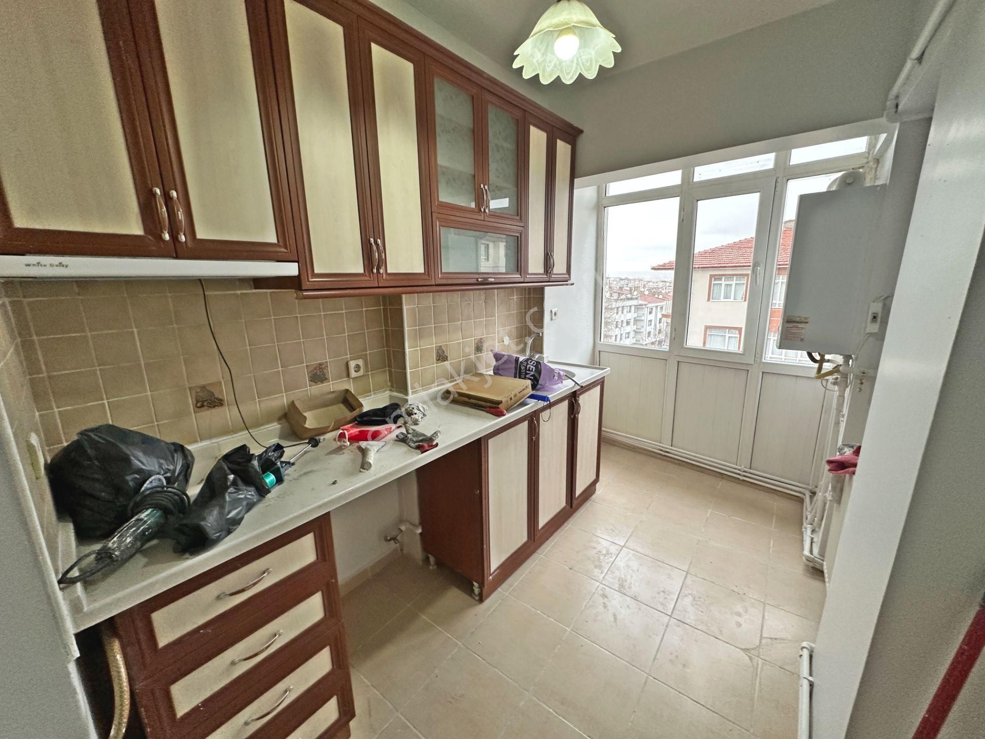 Saimekadın Mahallesinde Cadde Yakını Katta Yapılı 3+1 Kiralık Daire - Görsel 15