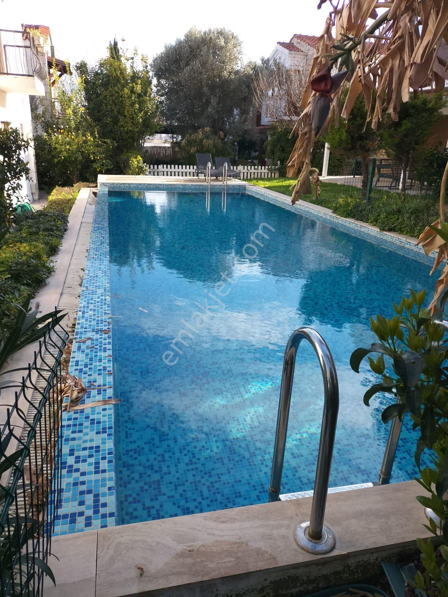 Alaçatı Merkezde Havuzlu Site İçerisinde Satılık Taş Ev