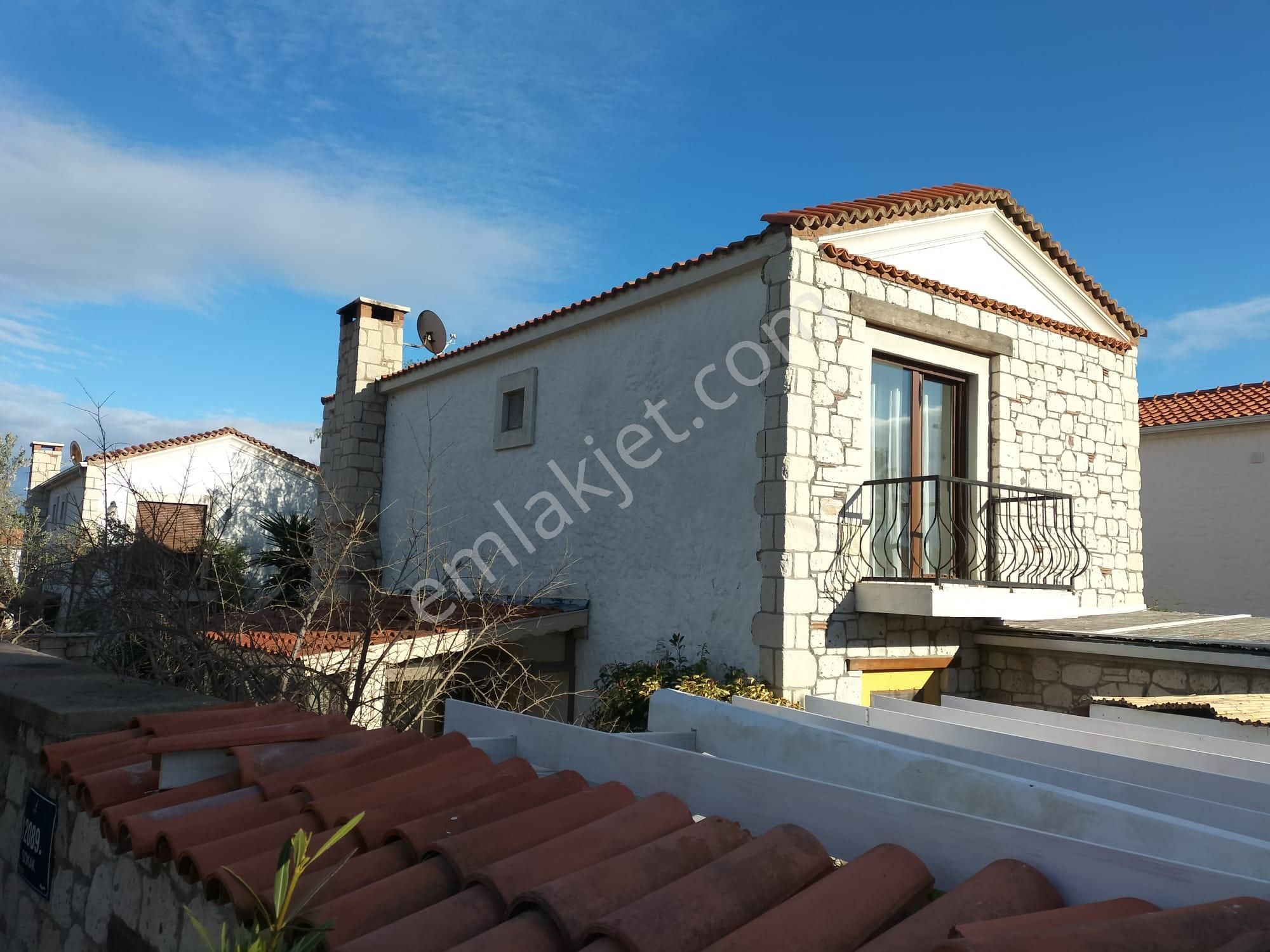 Alaçatı Merkezde Havuzlu Site İçerisinde Satılık Taş Ev - Görsel 3