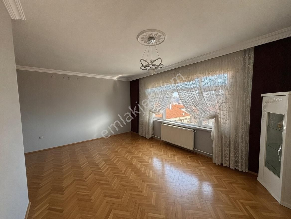 Tepebaşı Mahallesin'de Manzaralı Ara Katta 3+1 Daire