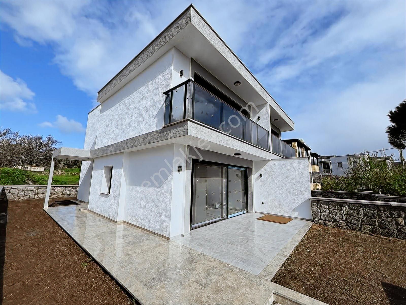 Gümüşlük Merkezde Eşyasız Kiralık 3+1 Geniş İkiz Villa