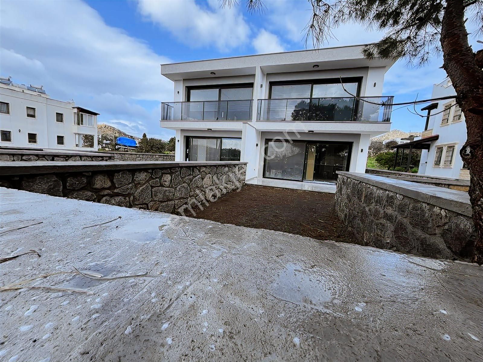 Gümüşlük Merkezde Eşyasız Kiralık 3+1 Geniş İkiz Villa - Görsel 2