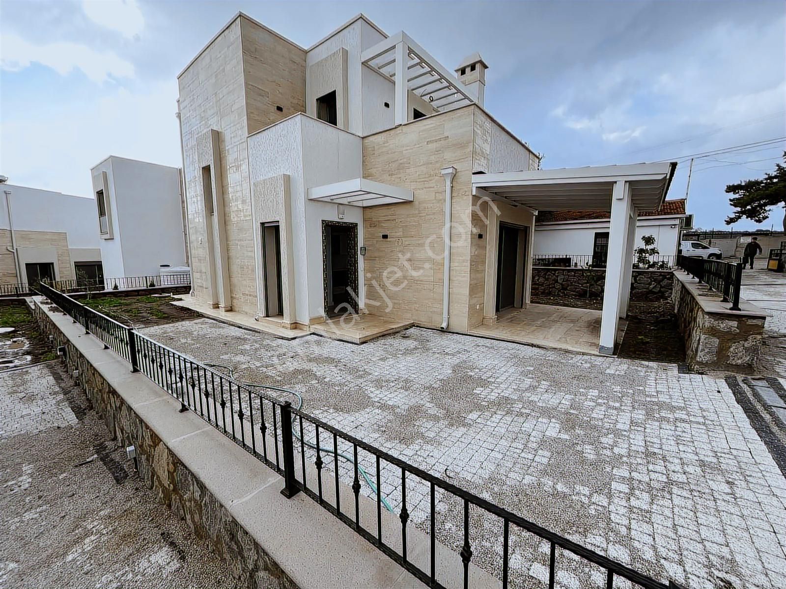 Gümüşlük Merkezde Müstakil Eşyasız 3+1 Kiralık Villa