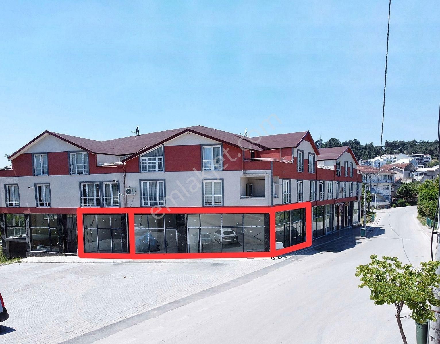 Ovaakça Mah. Muhtarlık Karşısında Cadde Üzeri 4 Adet Dükkan