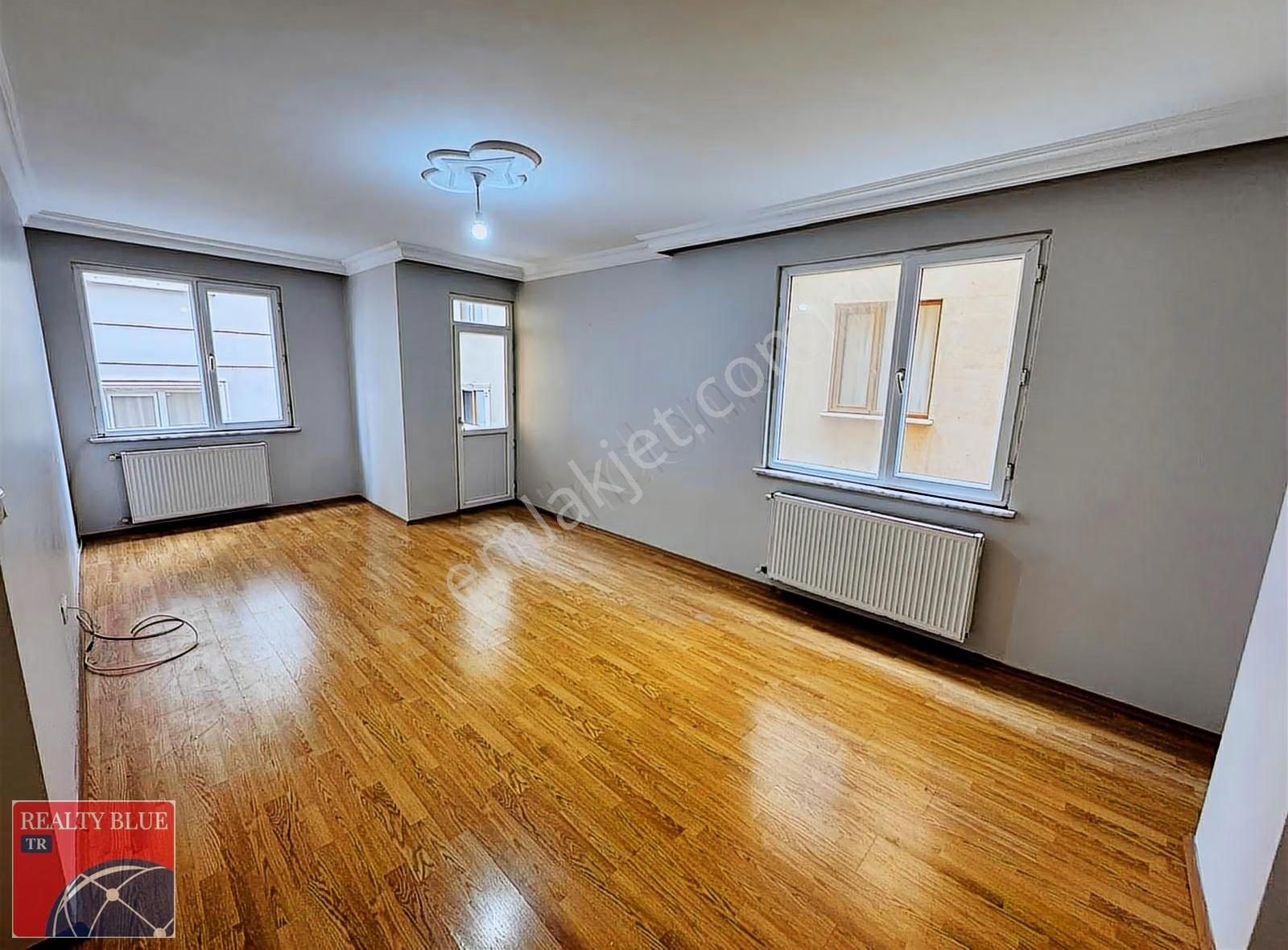 Çekmeköy'de Metro Yanı Ayrı Mutfak Balkonlu Geniş 1+1 Daire