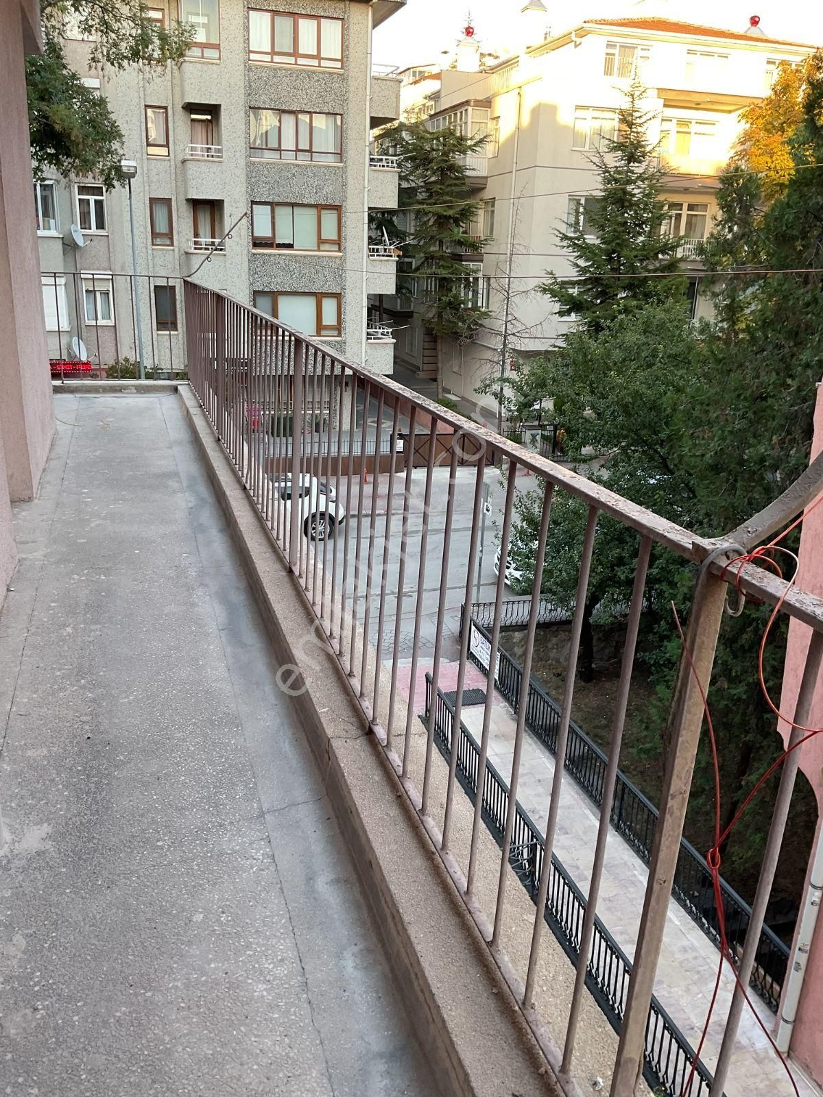 Tunalı'nın En Güzel Yeri Büklüm Sokak'ta Ön Cephe 3+1 Otoparklı - Görsel 5