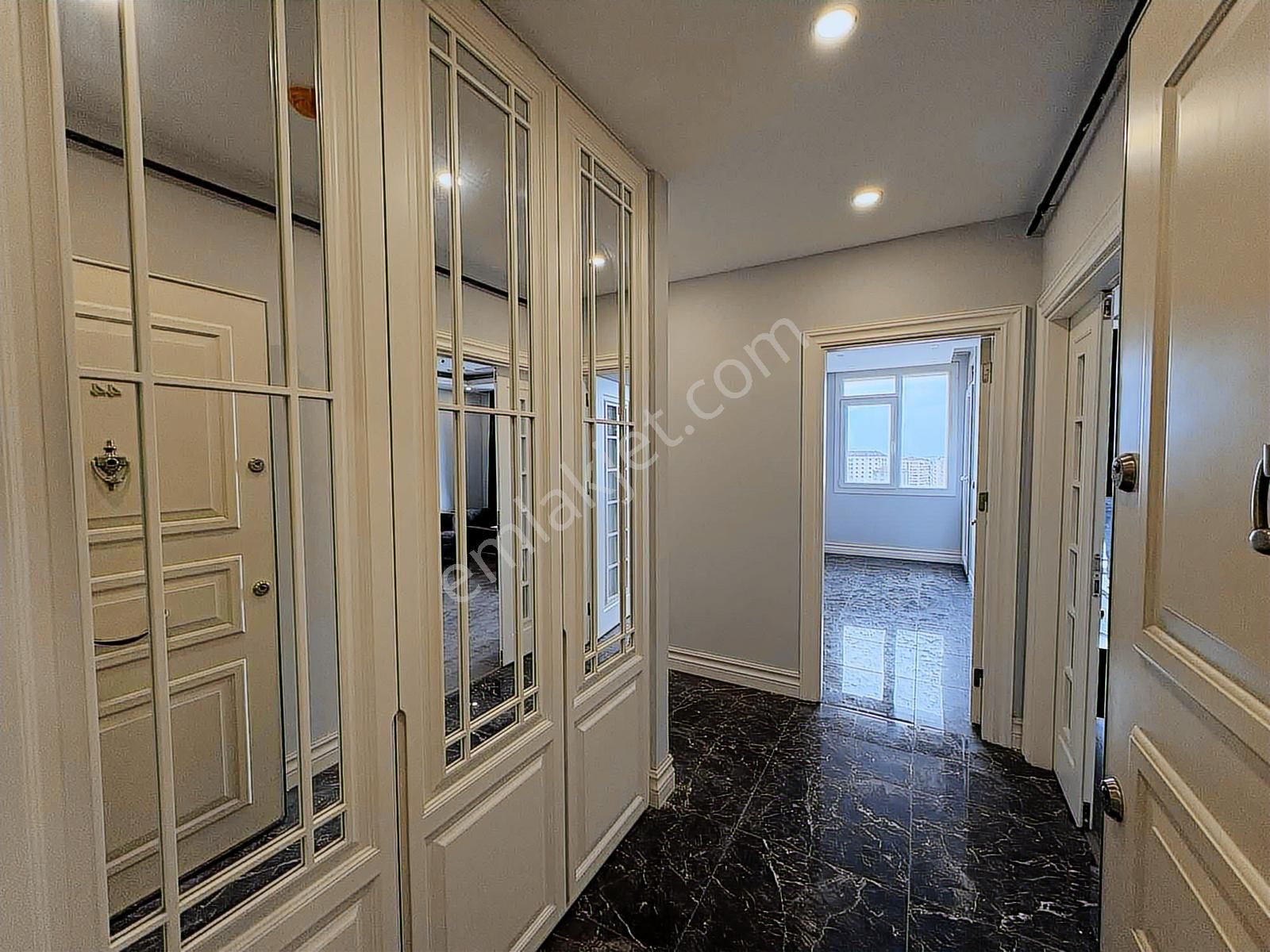 Azur Marmara Sitesin'de Panoromik Deniz Manzaralı 2+1 Daire