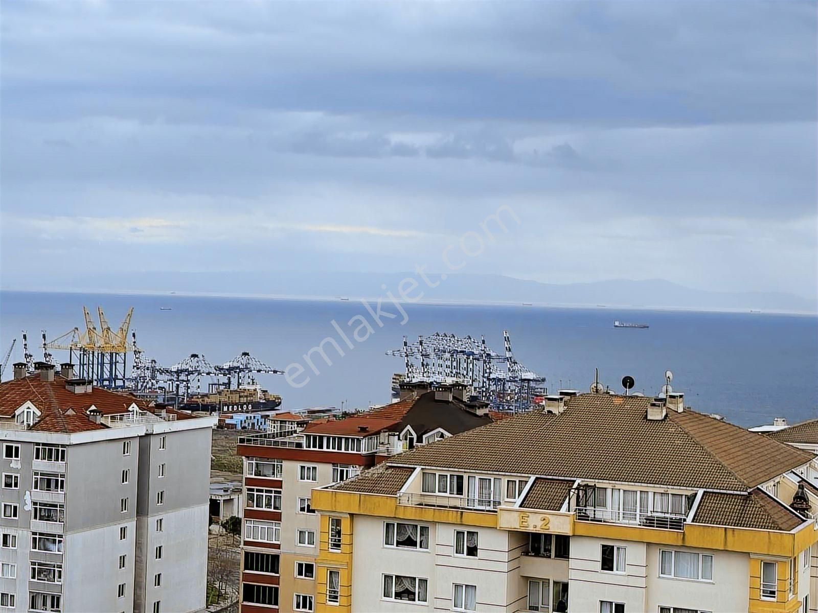 Azur Marmara Sitesin'de Panoromik Deniz Manzaralı 2+1 Daire - Görsel 15