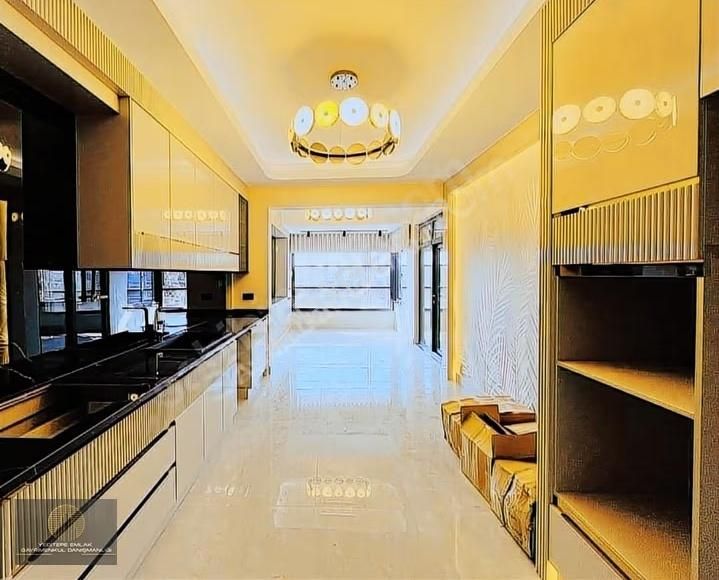 Yeditepe Emlak'tan Park Karşısı Şık Yapılı 3,5+1!