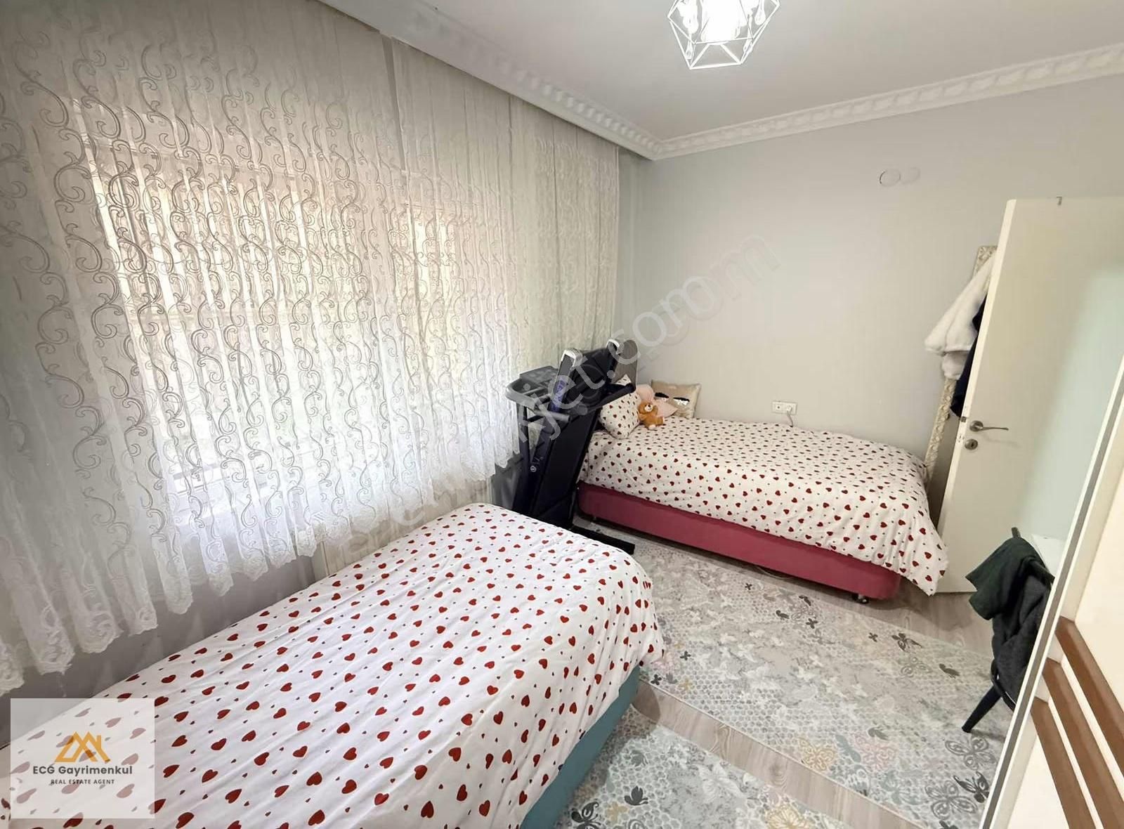 Ecg'den; Saray Fatihte Merkezi Konumda, Geniş 3+1 Fırsat Daire - Görsel 3