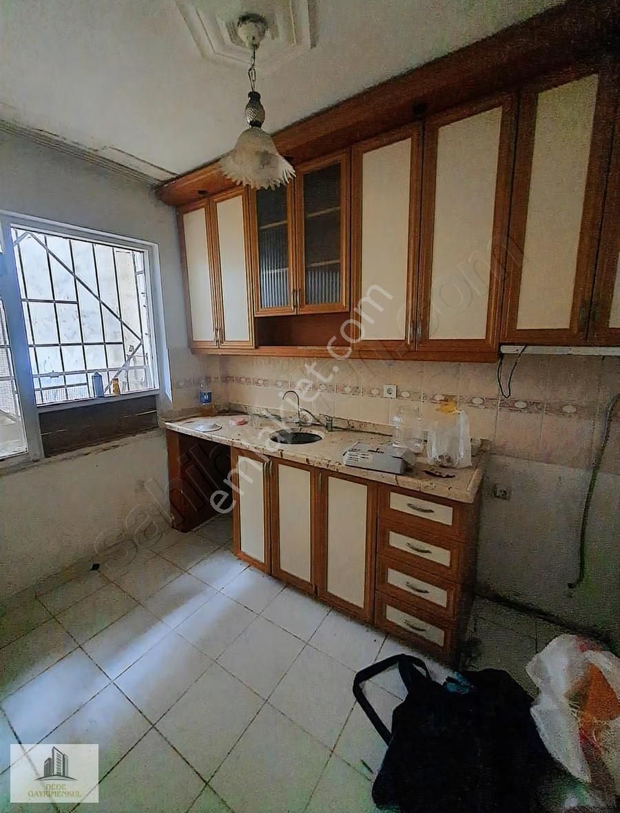 Cadde Üzeri Satılık 3 Katlı 2 Daire 2 Dükkan - Görsel 2