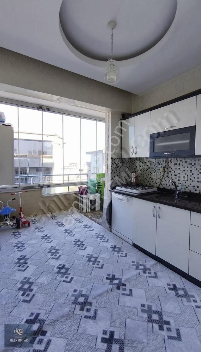 Halk Emlaktan Karacaahmette Satılık 2+1 Ara Kat Daire