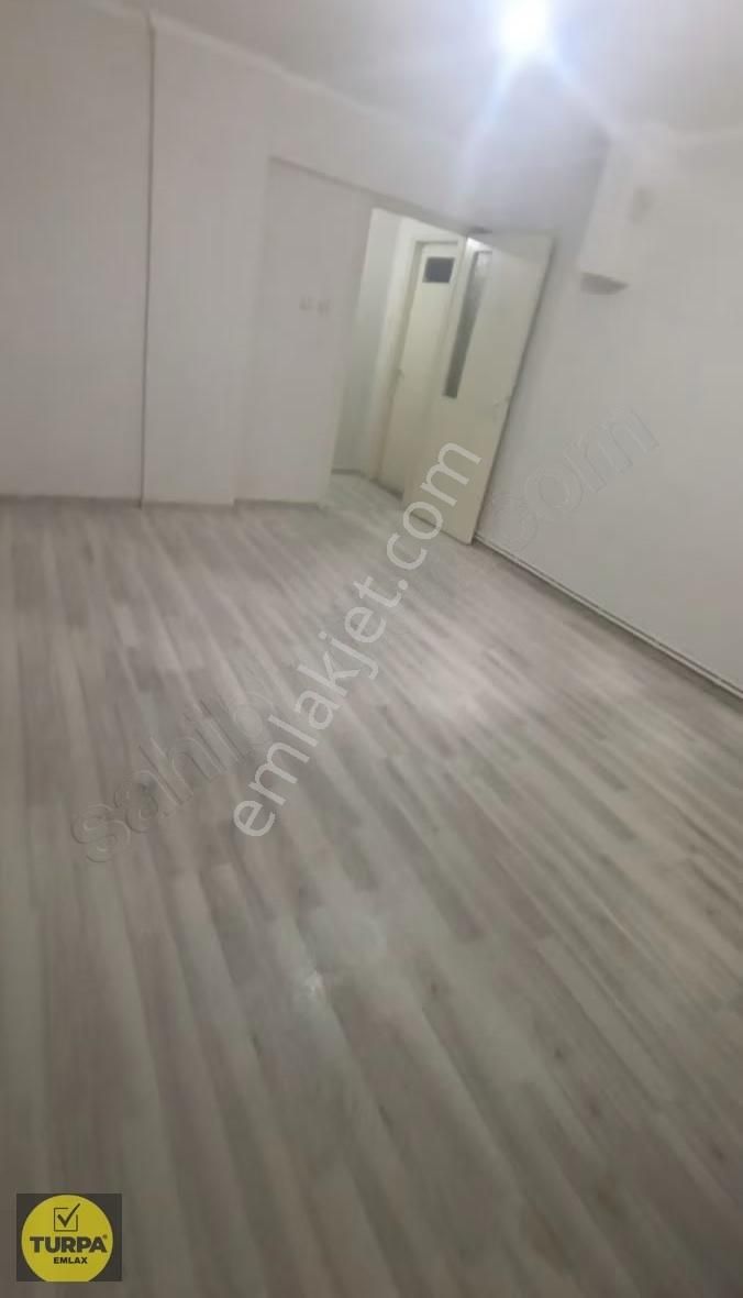 Menderes Cad. Yakını Balkonlu Yüksek Giriş 2+1 - Görsel 12