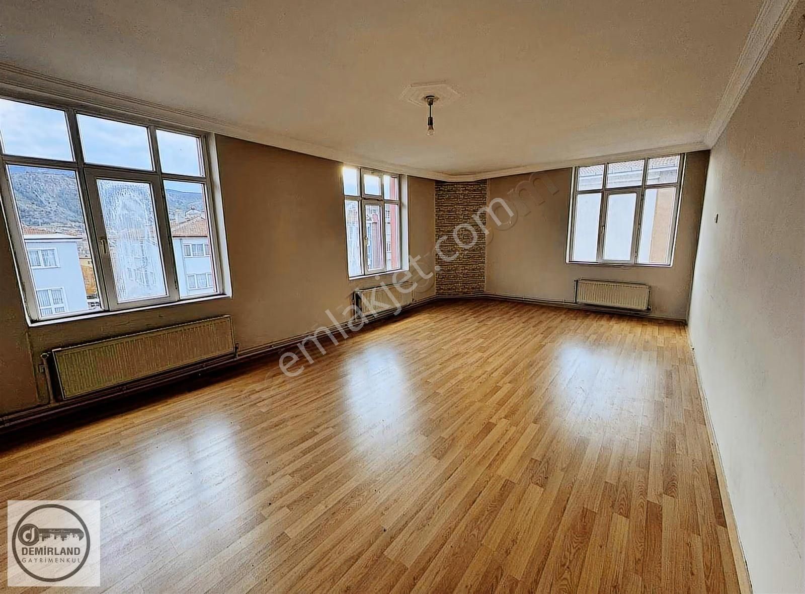 Demirland'dan Kiralık Menderes Caddesi'nde Geniş 2+1 Daire - Görsel 2