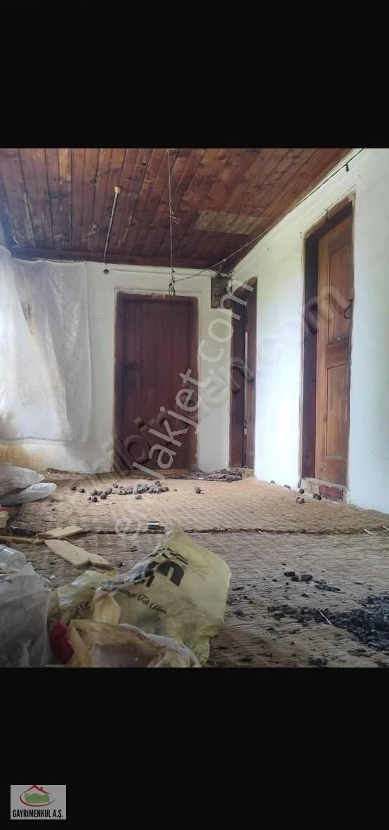 Mustafakemalpaşa'nın Orman Köyünde 410m2 İki Katlı Bahçeli Ev