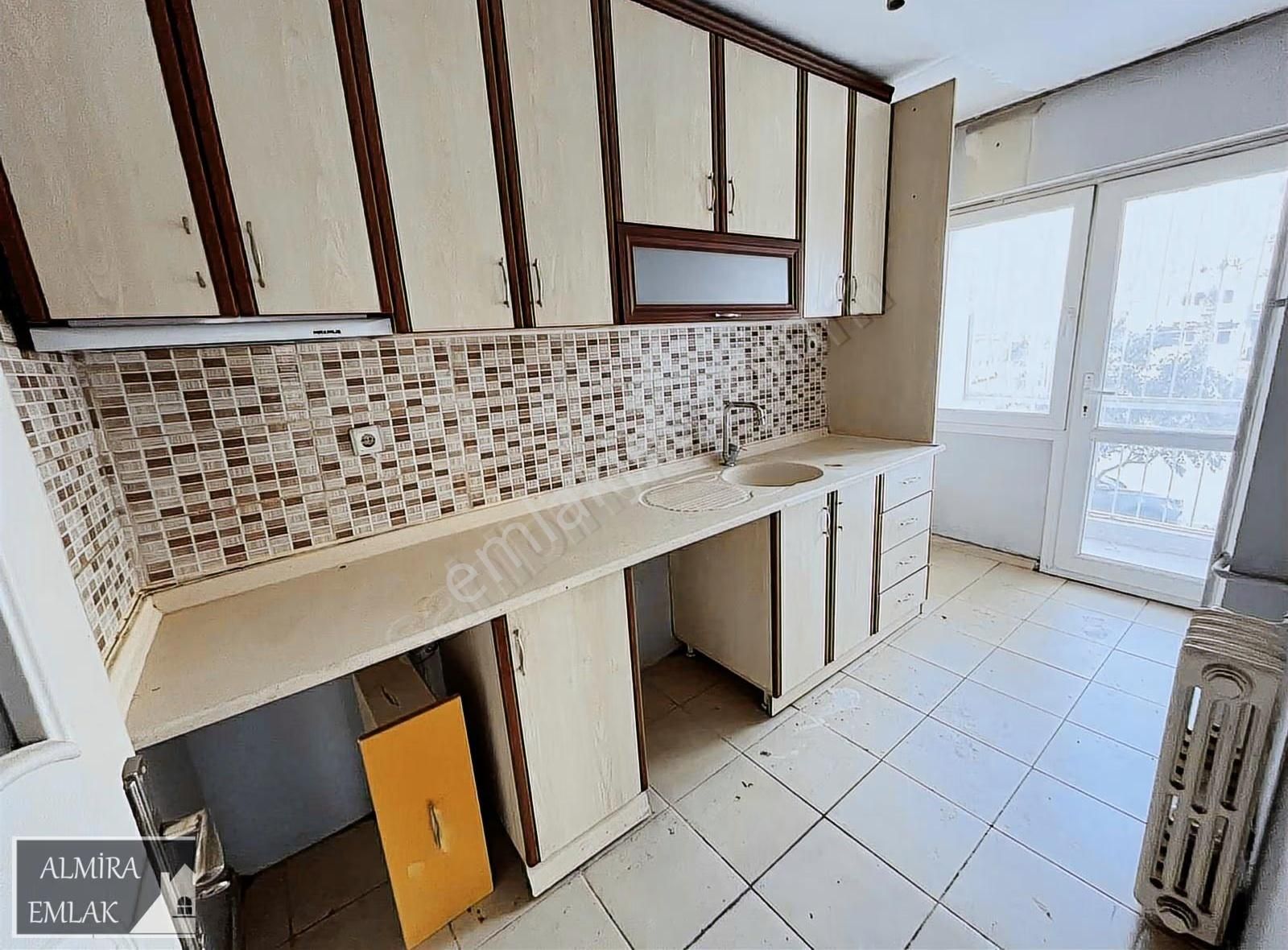 Üçyol Meydan Metro Yakını Cadde Binasında 3+1 Köşe Dairea