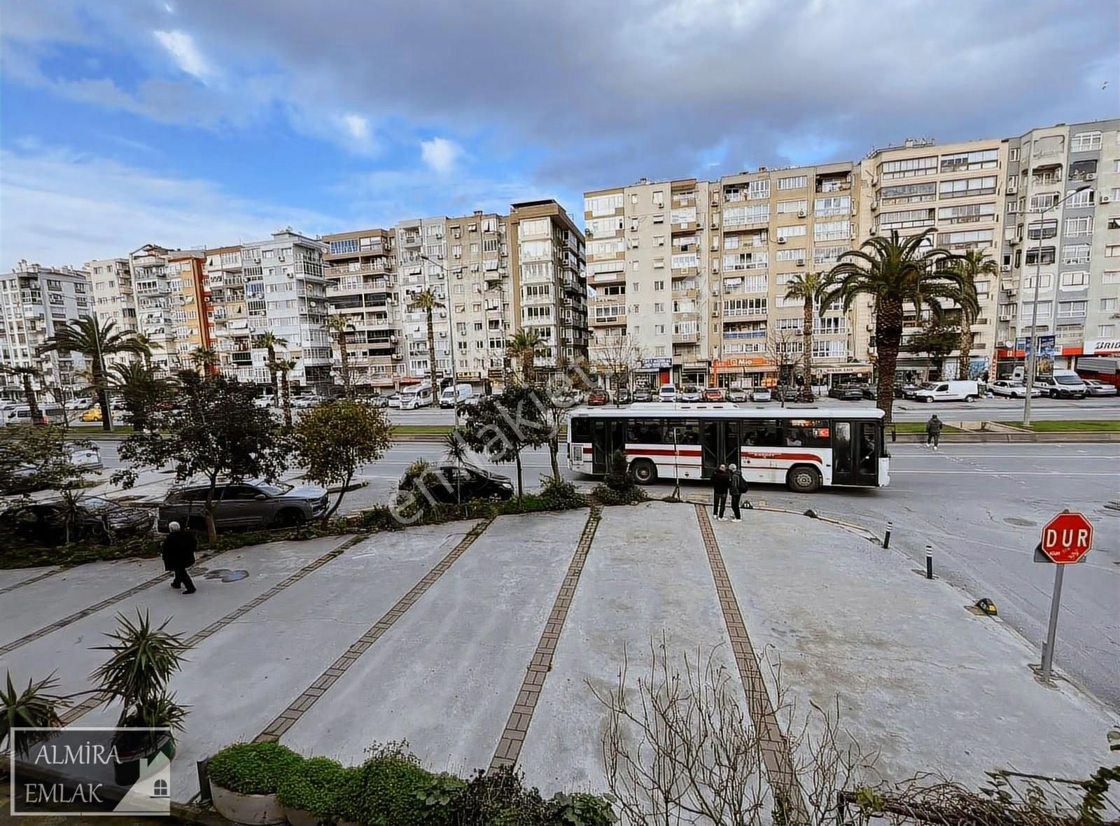 Üçyol Meydan Metro Yakını Cadde Binasında 3+1 Köşe Dairea - Görsel 4