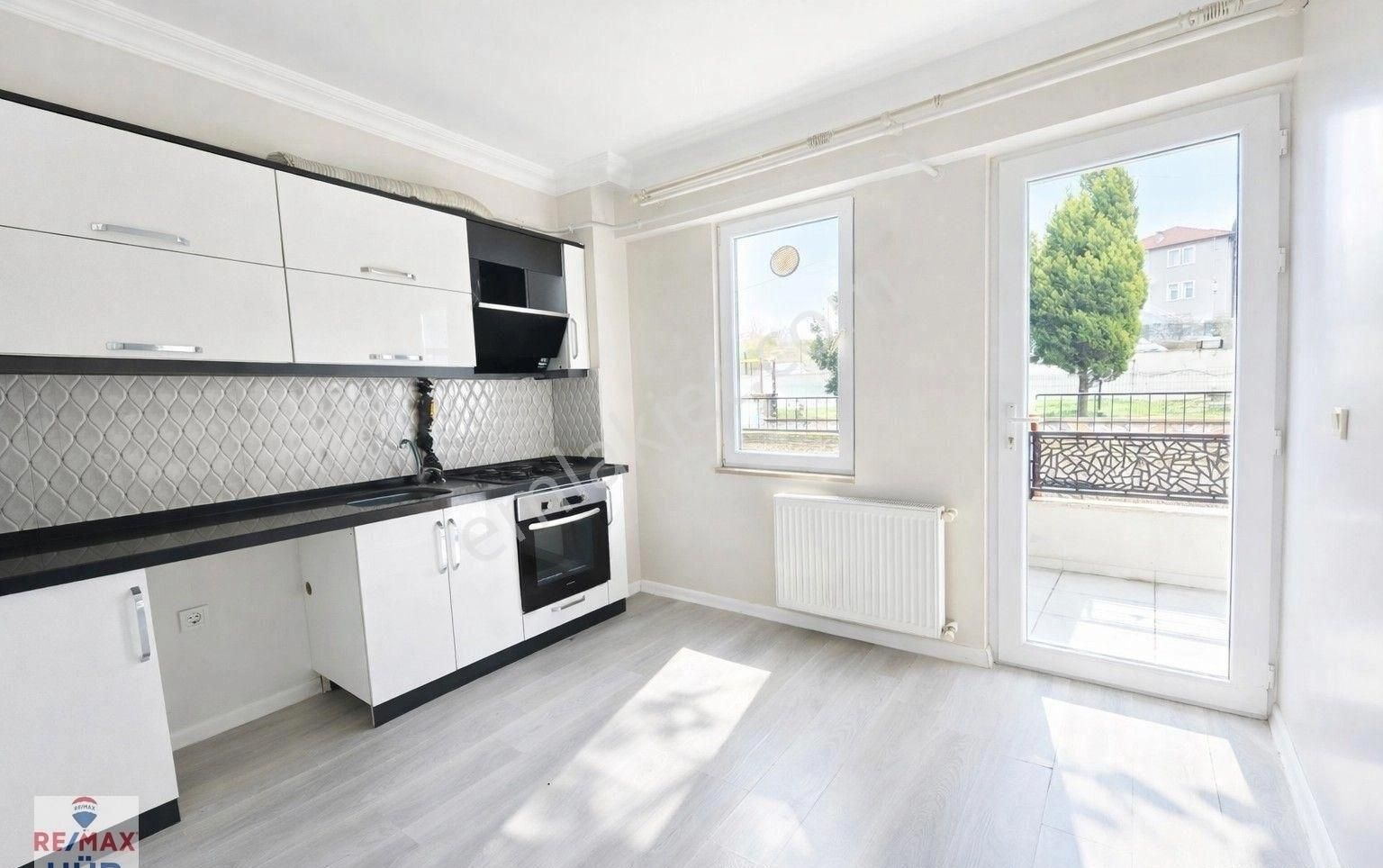 Remax Hür'den Serdivan'da Güvenlikli Sitede Satılık 3+1 Daire