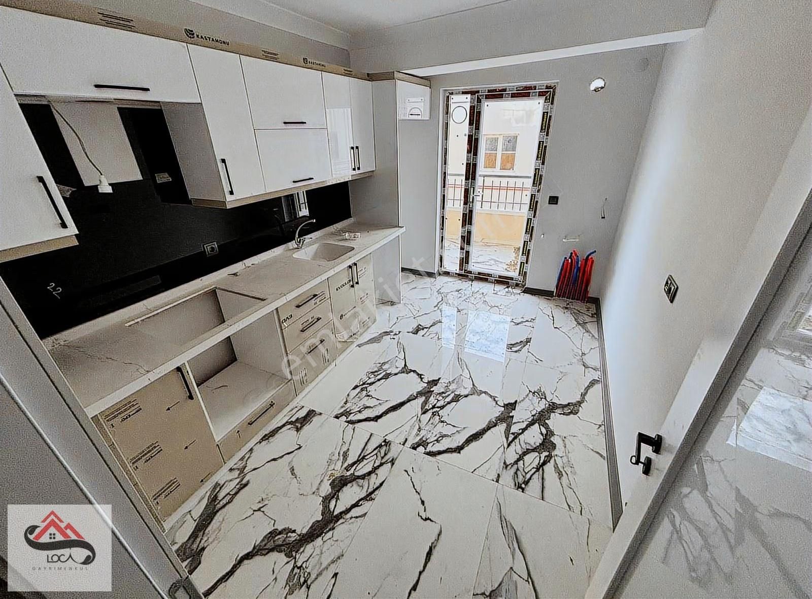 Loca'dan F.çakmak'ta 2. Ara Kat Çift Balkon Oturuma Hazır 2+1!!!