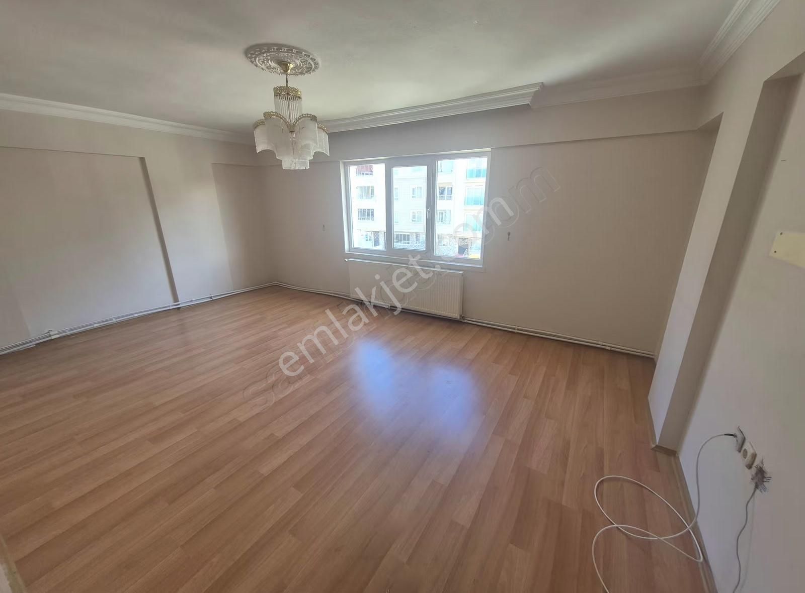 Kiralık 3+1 Geniş Daire: 140m², Önü Açık, Merkezi Konumda