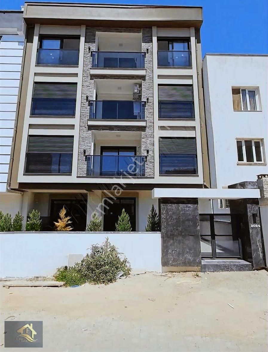 Kuşadası Davutlar'da Kendine Ait Bahçeli Satılık 1+1 Daire