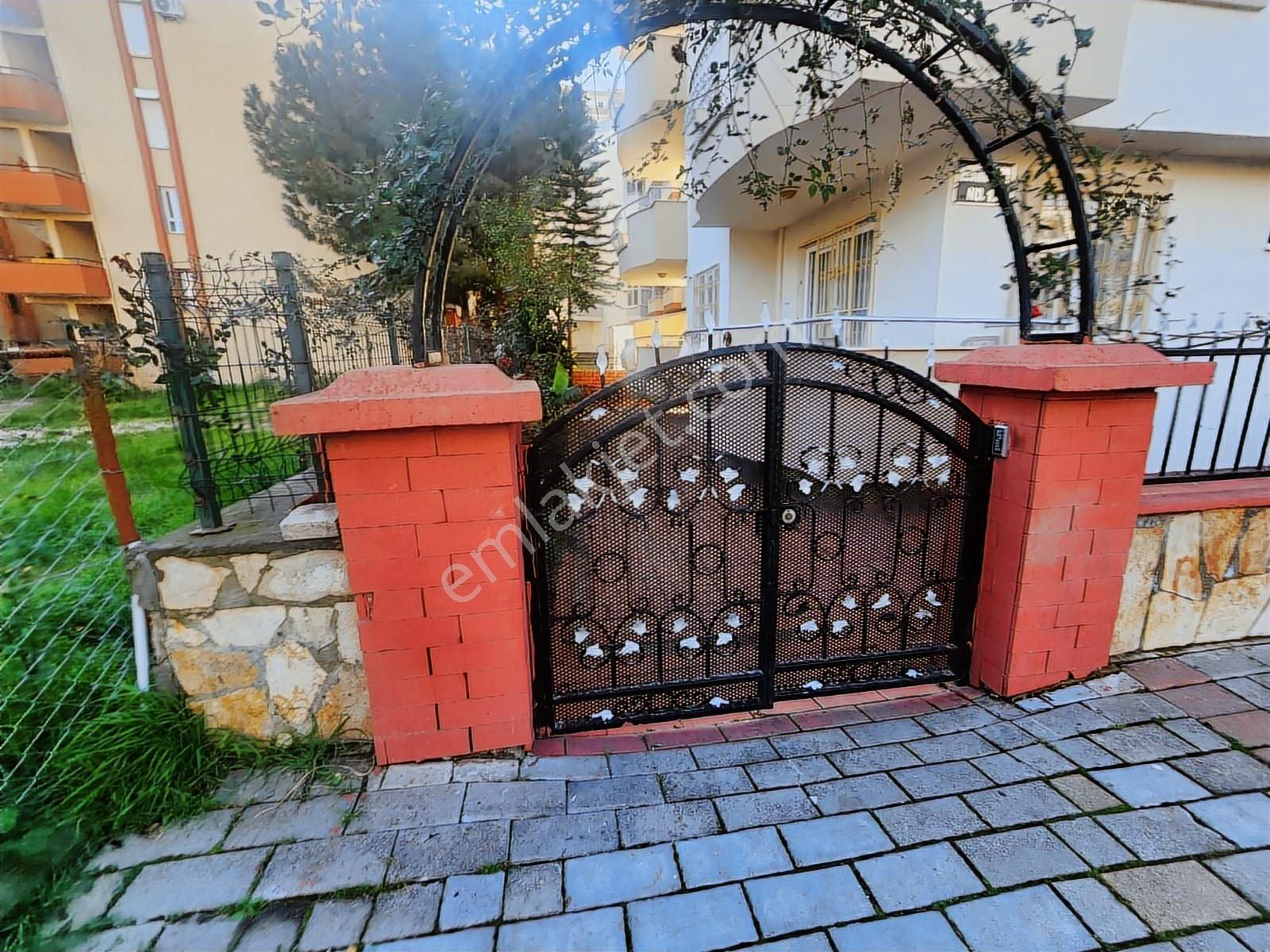 Mahmutlar Merkez Konumda Denize 100 M Kiralık 2+1 Ayrı Mutfak