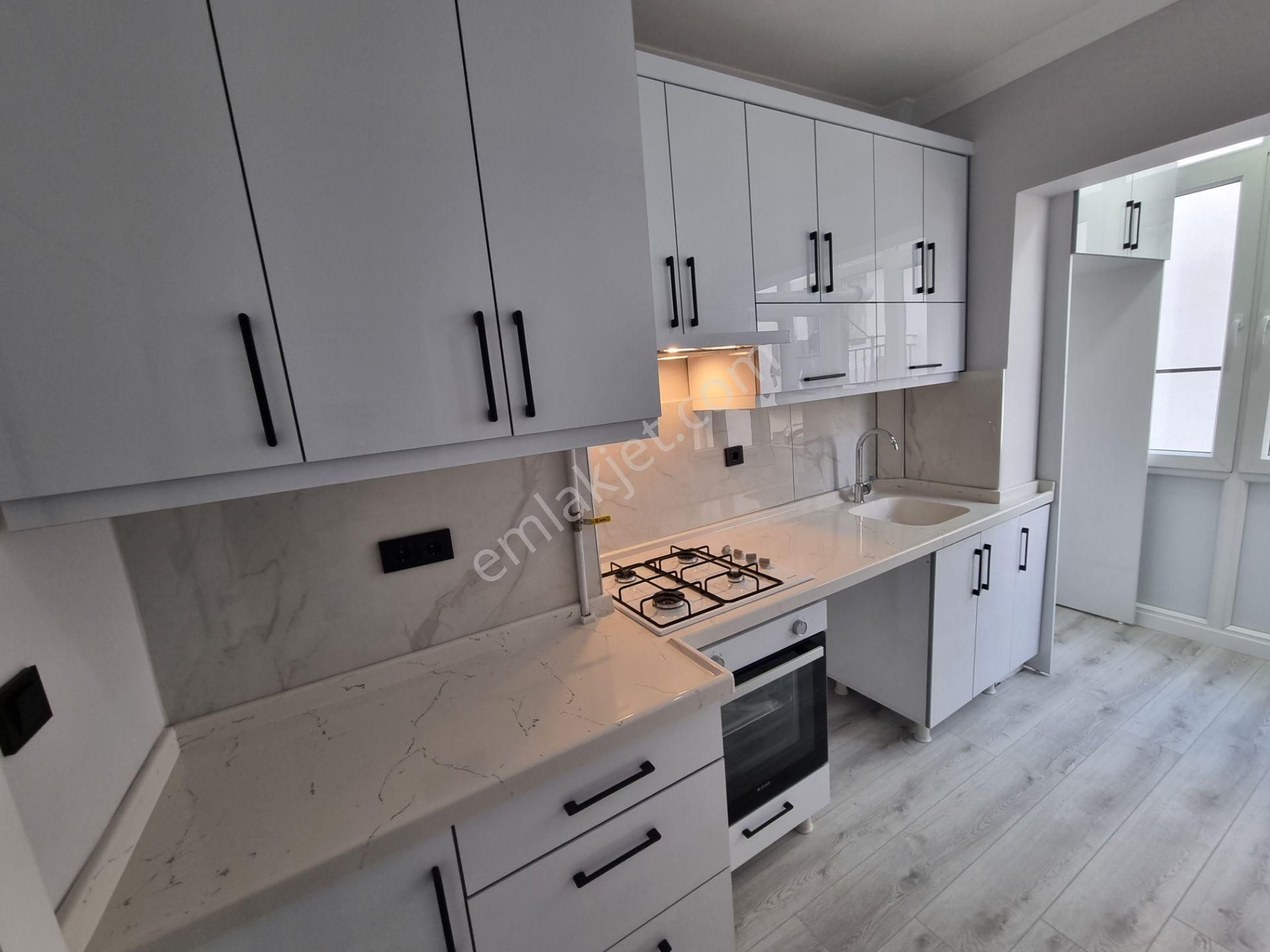 Aşağı Eğlence Azık Sokakta 3+1 Orta Kat İçi Komple Sıfırlanmış Güney Cephe - Görsel 28