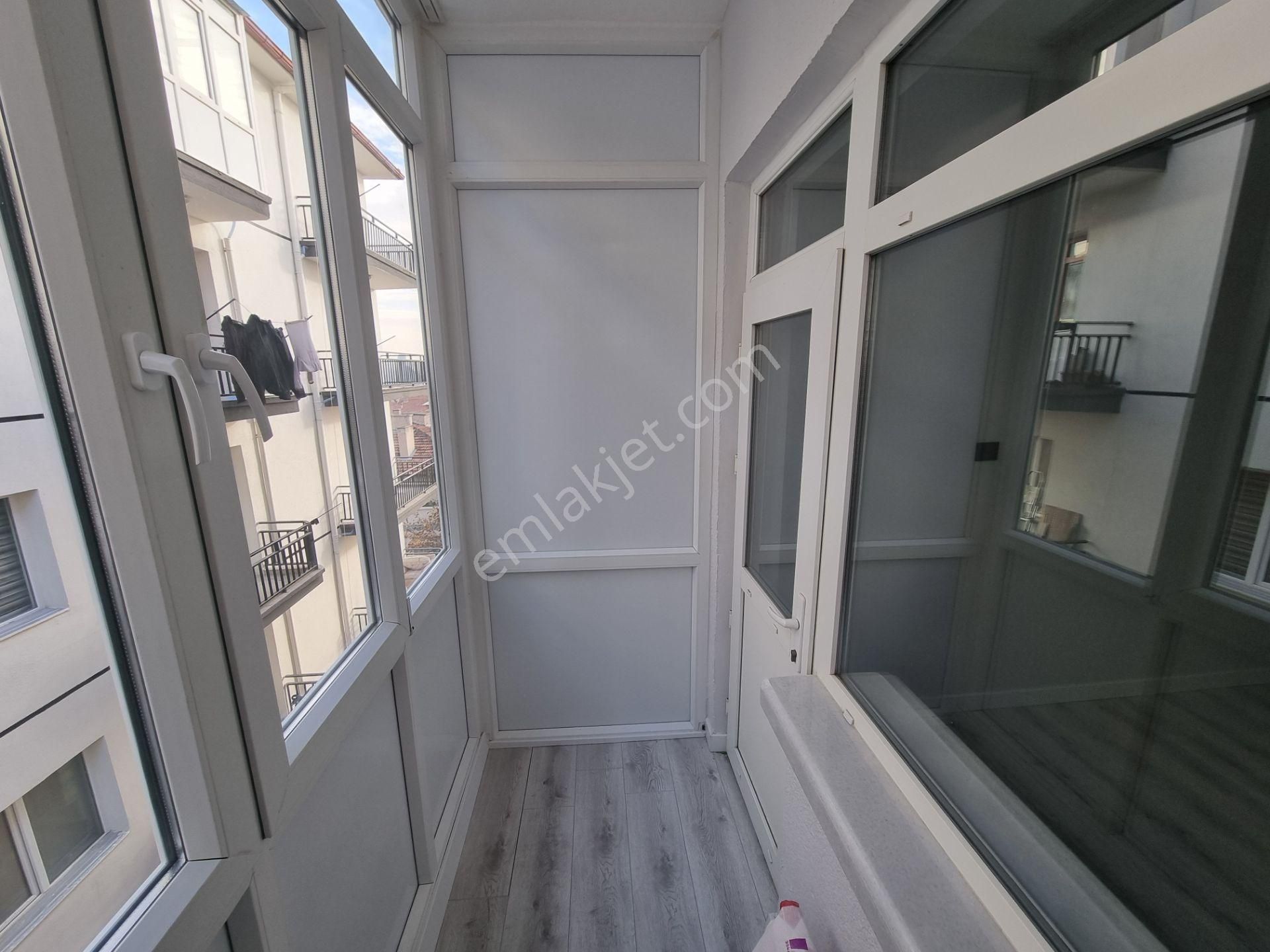 Aşağı Eğlence Azık Sokakta 3+1 Orta Kat İçi Komple Sıfırlanmış Güney Cephe - Görsel 24