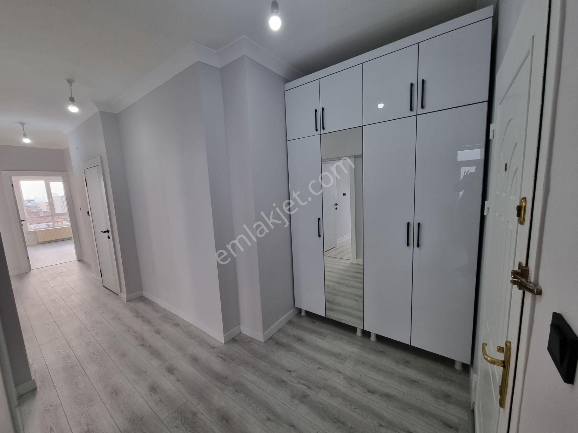 Aşağı Eğlence Azık Sokakta 3+1 Orta Kat İçi Komple Sıfırlanmış Güney Cephe - Görsel 3