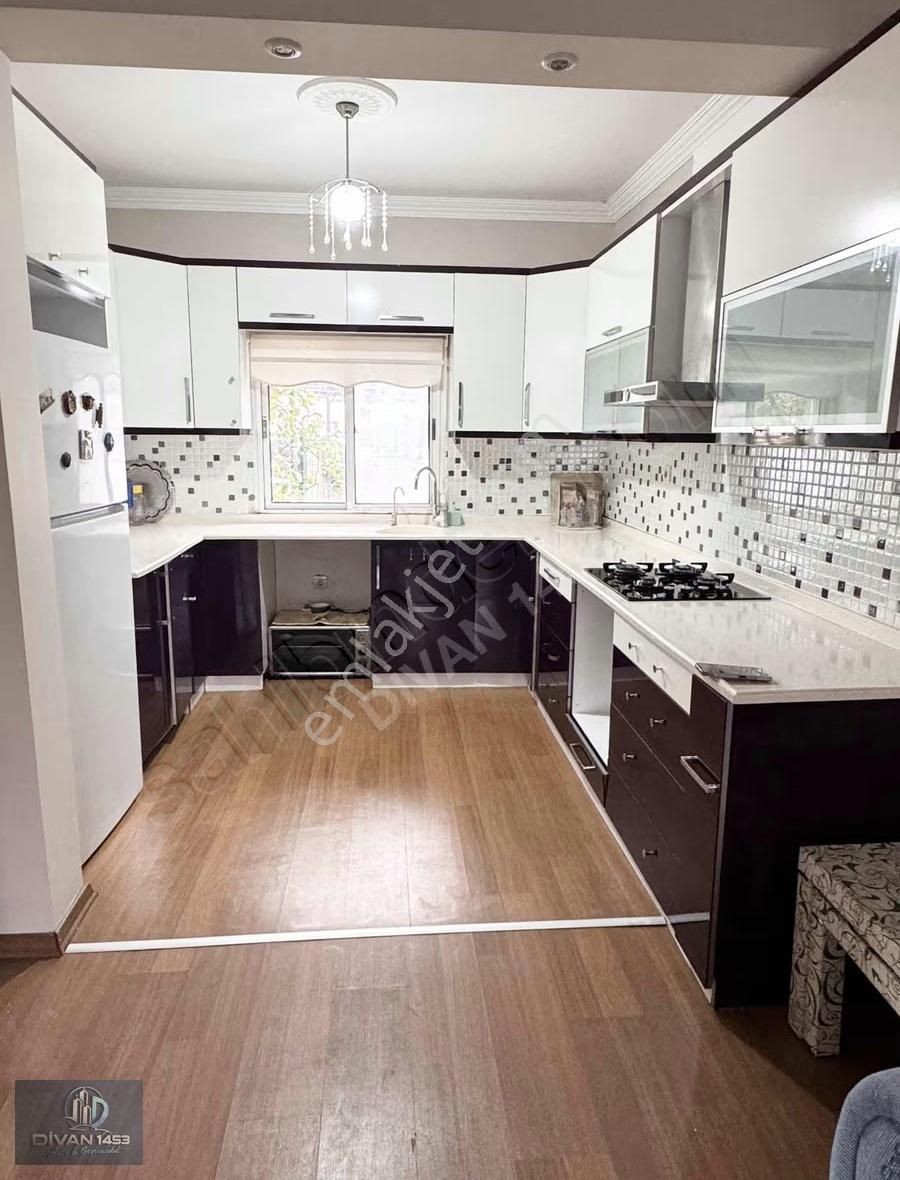 Urla Merkezde Ful Eşyalı Tam Müstakil