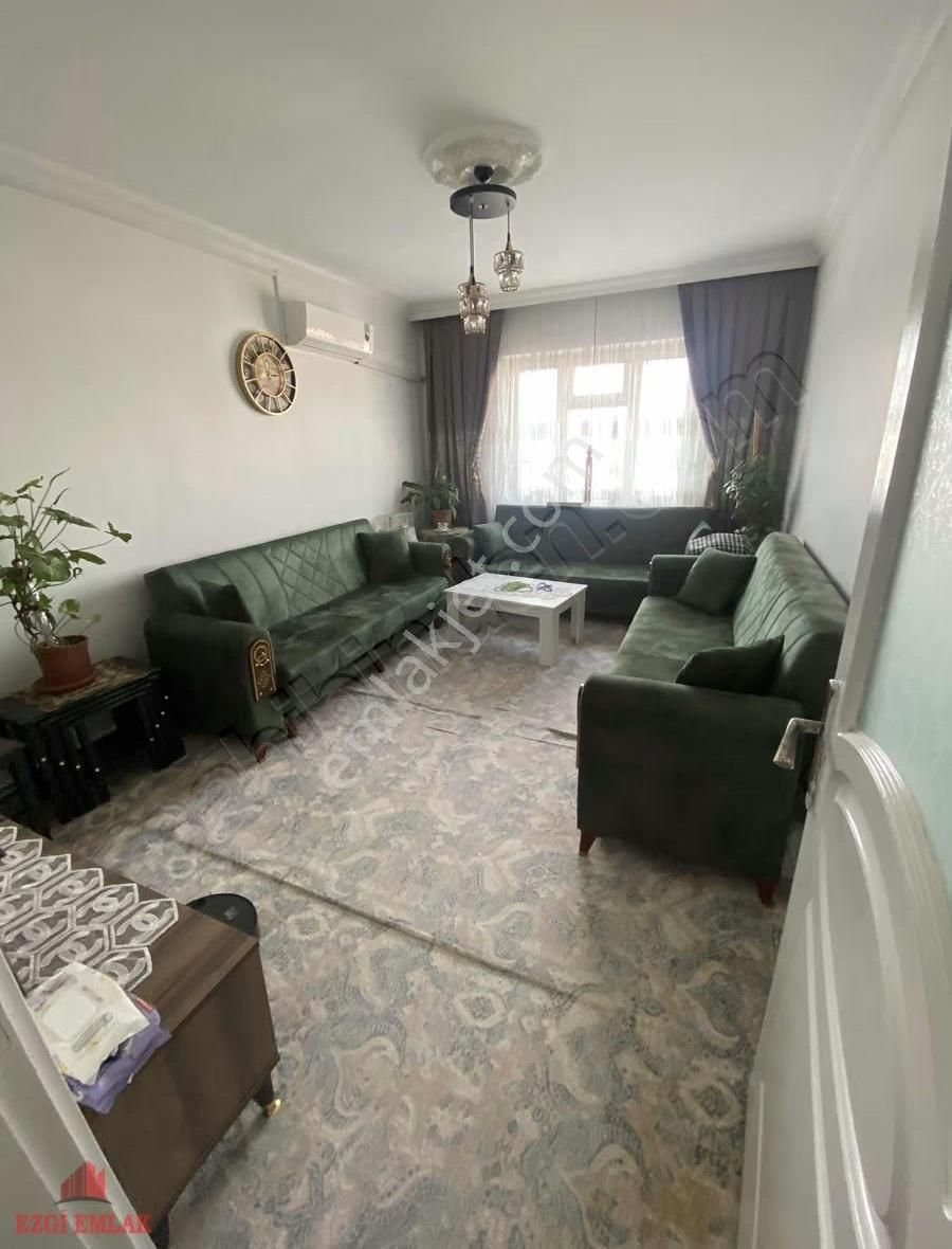 60 . Yıl Mahallesinde Ana Caddeye Yakın 3+1 Kattan Bölme