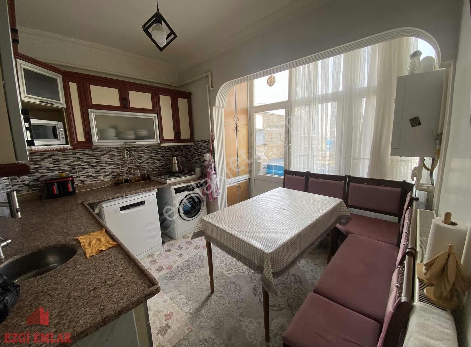 60 . Yıl Mahallesinde Ana Caddeye Yakın 3+1 Kattan Bölme - Görsel 8