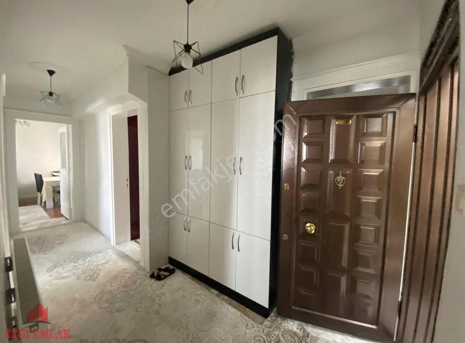 60 . Yıl Mahallesinde Ana Caddeye Yakın 3+1 Kattan Bölme - Görsel 5