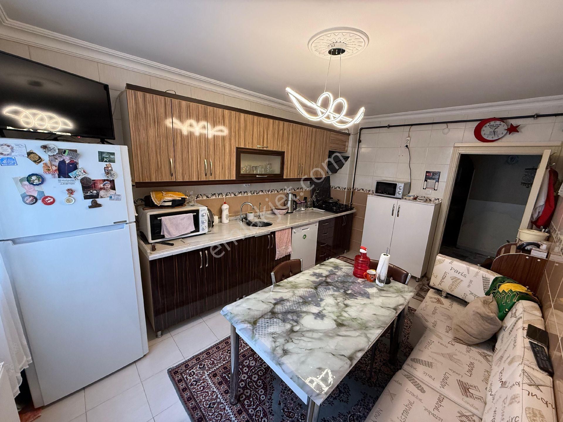 Karapürçek Mahallesi Satılık 4+1 Eyüp Cami Yakını Asansörlü Ara Kat