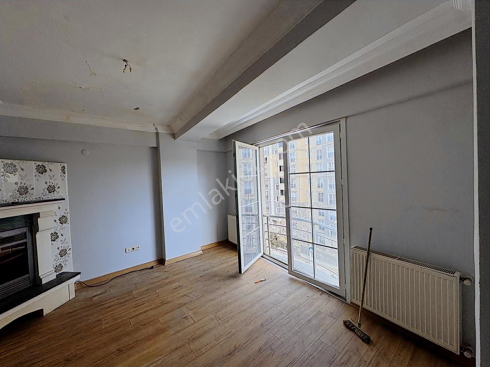 Gaziosmanpaşa'da Cadde Üzerinde Satılık 3+1 Fırsat Daire